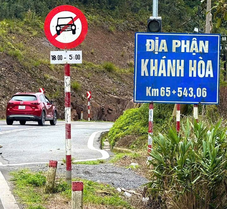 Khánh Hòa lên tiếng về biển báo gây 'tranh cãi' trên đèo Khánh Lê - Ảnh 1.
