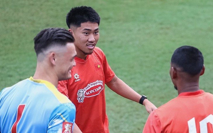Cầu thủ Adou Minh: 'Vắng Quang Hải là điều tồi tệ với tuyển Việt Nam' - Ảnh 2.