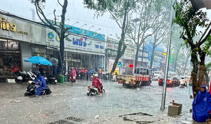 Mưa lớn kéo dài làm cho một số đường ở đảo Phú Quốc ngập cục bộ - Ảnh 1.