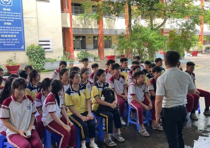 Thiếu 50 giáo viên, trường TP.HCM bị phản ánh cắt giảm môn, 'học sinh chỉ học đề cương rồi đi thi' - Ảnh 2.