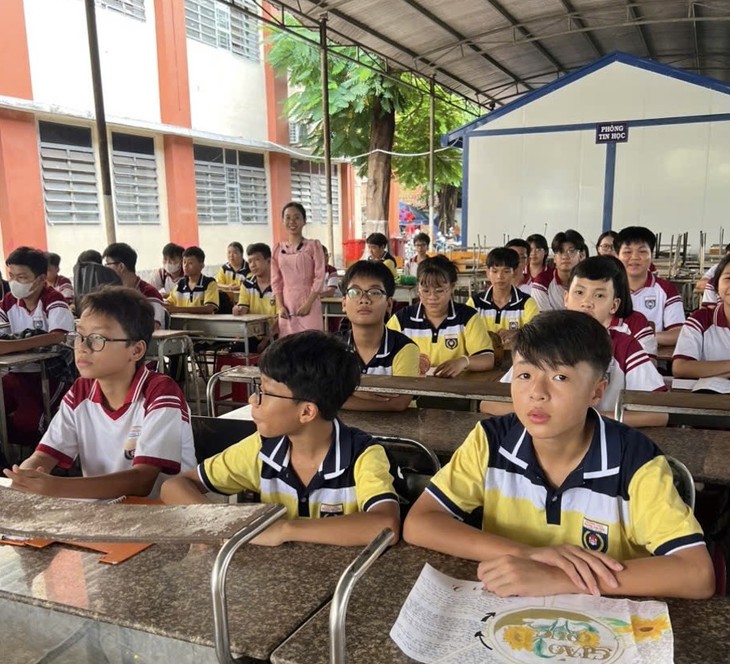 Thiếu 50 giáo viên, trường TP.HCM bị phản ánh cắt giảm môn, 'học sinh chỉ học đề cương rồi đi thi' - Ảnh 1.