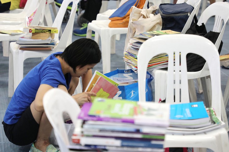 Các nước cung ứng sách giáo khoa cho học sinh ra sao? - Ảnh 2.