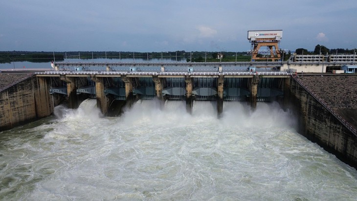 Nước về hồ 2.260m³/s, Thủy điện Trị An tăng gấp đôi lượng xả tràn xuống hạ du - Ảnh 1.