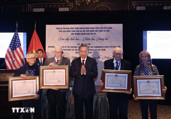 Tổng Bí thư, Chủ tịch nước Tô Lâm tiếp nhóm hạ nghị sĩ liên bang và lãnh đạo Đảng Cộng sản Mỹ - Ảnh 5.