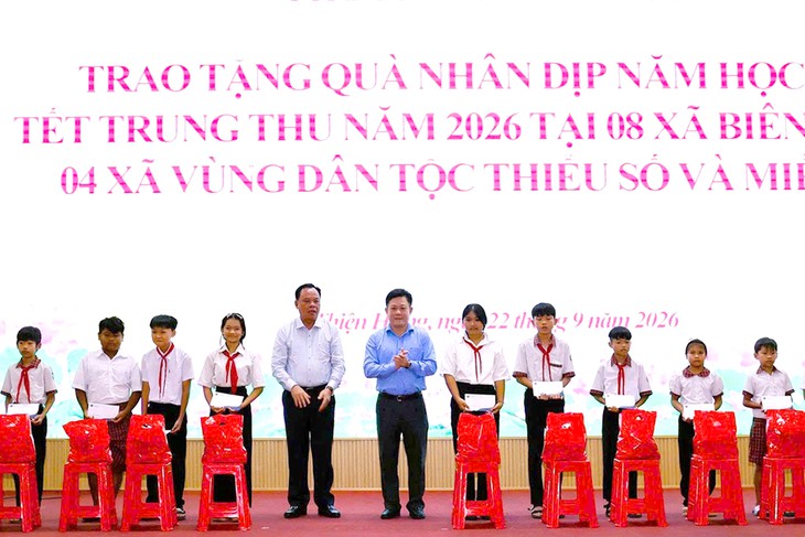 Đồng Nai trao 10.000 phần quà Trung thu cho thiếu nhi 12 xã biên giới, miền núi - Ảnh 1.