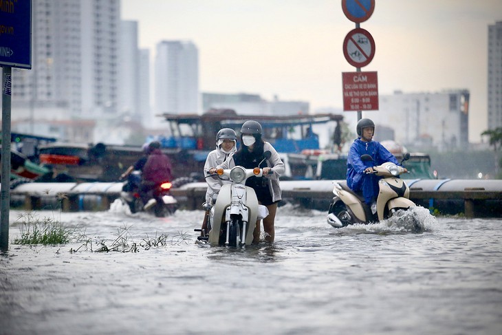 TP.HCM, Nam Bộ còn mưa to tới 24-9, thêm triều cường cao Tết Trung thu - Ảnh 1.