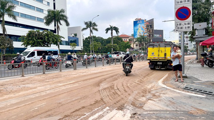 Xe ben làm rơi bùn đất xuống đường Cộng Hòa, nhiều người đi xe máy trượt ngã - Ảnh 1.