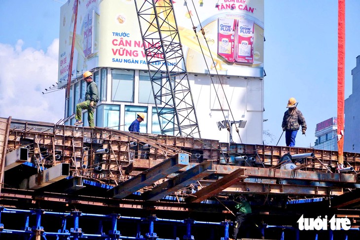 Hà Nội tổ chức lại giao thông trên đường vành đai 1 đoạn cầu vượt Nguyễn Chí Thanh đi Voi Phục - Ảnh 2.
