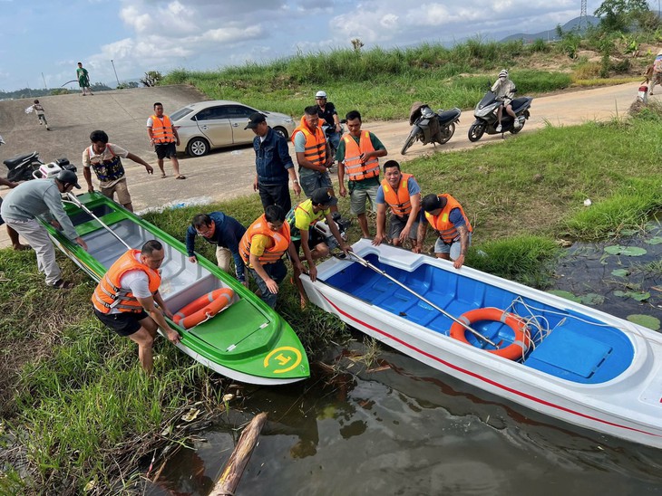 Đội cứu hộ tình nguyện ở Đắk Lắk, ‘nghe điện thoại rung là lên đường’ - Ảnh 3.