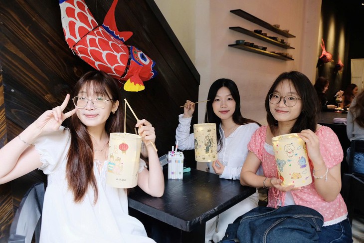 Triển lãm Trung thu xưa, bạn trẻ nay tự làm lồng đèn tặng người thân - Ảnh 2.