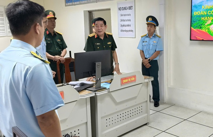 Thứ trưởng Bộ Quốc phòng kiểm tra đơn vị ra đa theo dõi bầu trời đóng trên đỉnh Sơn Trà Đà Nẵng - Ảnh 1.