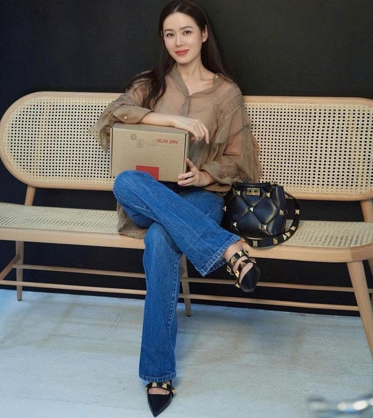 6 công thức phối đồ giúp Son Ye Jin trẻ hơn tuổi - Ảnh 3.