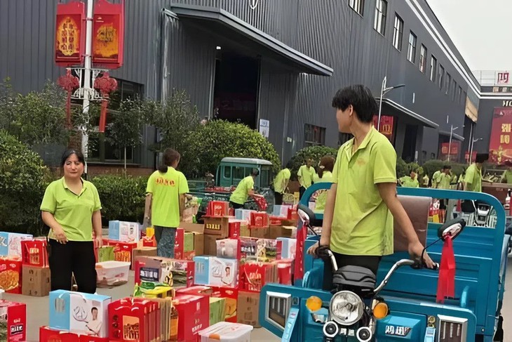 Nhân viên phải dùng xe ba gác chở quà Trung thu về - Ảnh 1.