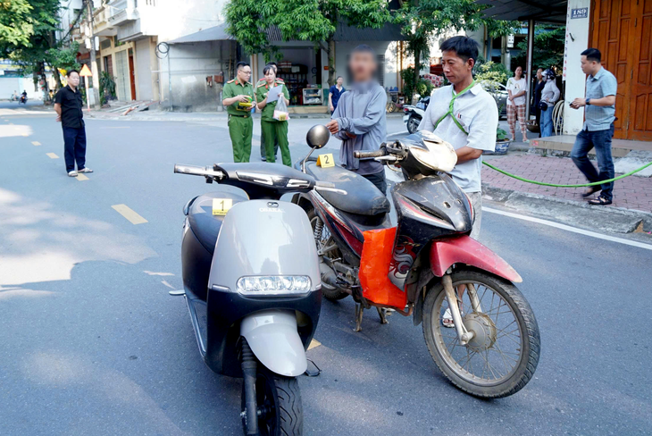 Hai phụ nữ đang đi trên đường bị hai người mặc áo dài áp sát, cướp dây chuyền - Ảnh 2.