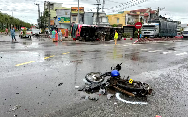 Tai nạn giao thông liên hoàn trên Quốc lộ 1, 1 người chết, 3 người bị thương - Ảnh 2.