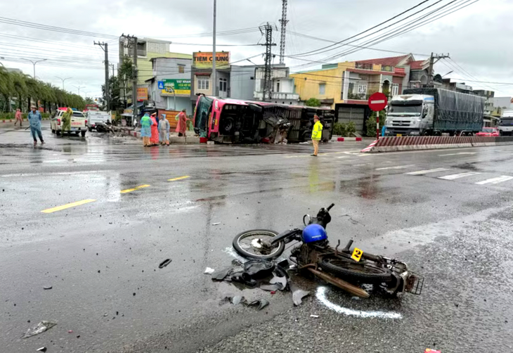 Xe giường nằm va chạm nhiều xe rồi lật nghiêng, tài xế xe máy và một hành khách chết - Ảnh 2.