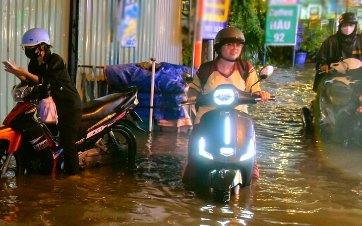 Khắc phục 'hố tử thần' gần trường học, xuất hiện sau mưa lớn ở TP.HCM - Ảnh 4.