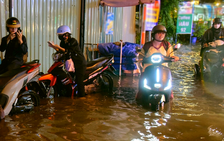 Thời tiết phức tạp, TP.HCM yêu cầu đảm bảo an toàn cho học sinh - Ảnh 1.