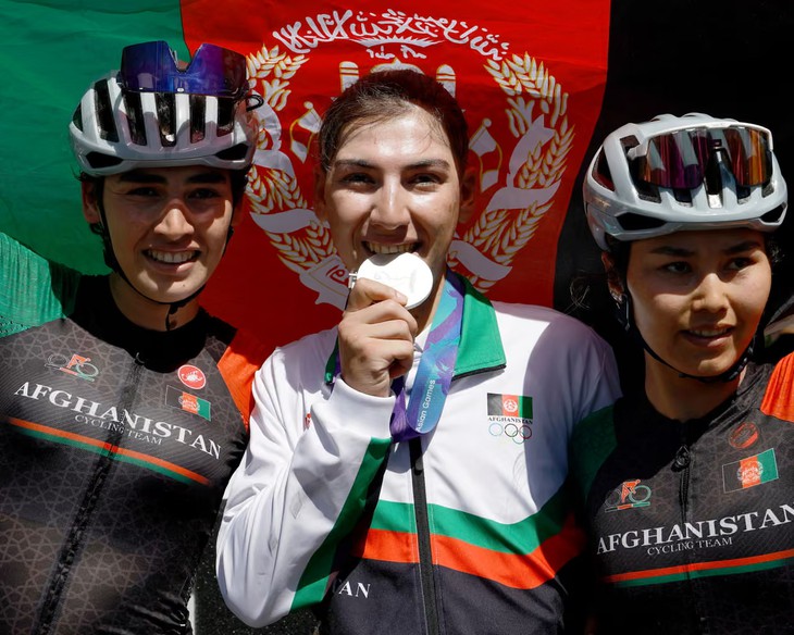 Từng giả nam để đạp xe, nữ cua rơ giành tấm huy chương Asiad lịch sử cho Afghanistan - Ảnh 1.