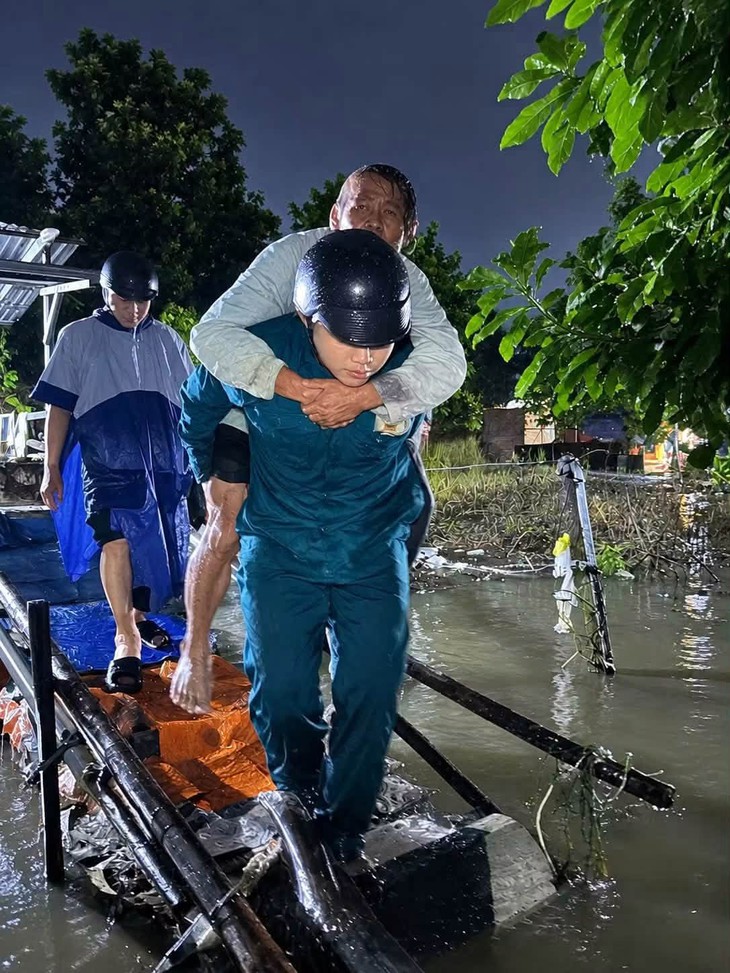 Ô tô bị nước cuốn xuống hồ ở Đồng Nai, xuyên đêm tìm người nghi mất tích - Ảnh 3.