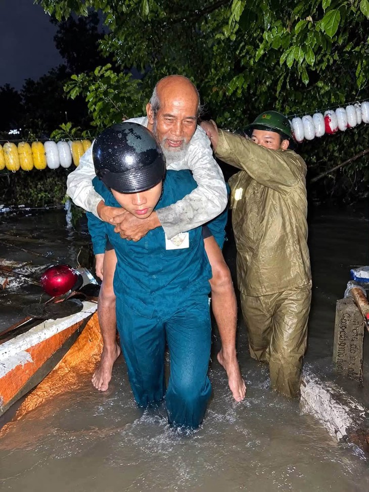 Ô tô bị nước cuốn xuống hồ ở Đồng Nai, xuyên đêm tìm người nghi mất tích - Ảnh 4.