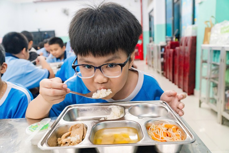 Ngôi trường sáp nhập từ 3 cơ sở và bí quyết làm bữa ăn bán trú 'như cơm nhà' - Ảnh 9.