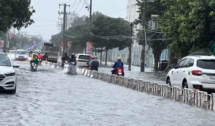 Mưa lớn ở phía nam Khánh Hòa, nhiều hồ chứa điều tiết nước qua tràn - Ảnh 1.