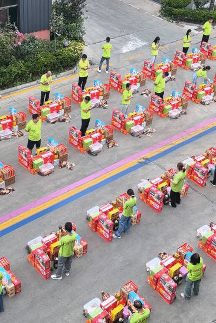 Nhân viên phải dùng xe ba gác chở quà Trung thu về - Ảnh 2.