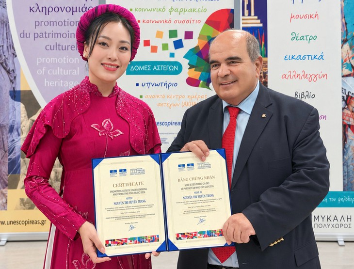 Quán quân Sao Mai Huyền Trang nhận giải Nghệ sĩ tiên phong gìn giữ và phát huy âm nhạc dân gian tại Hy Lạp - Ảnh 1.