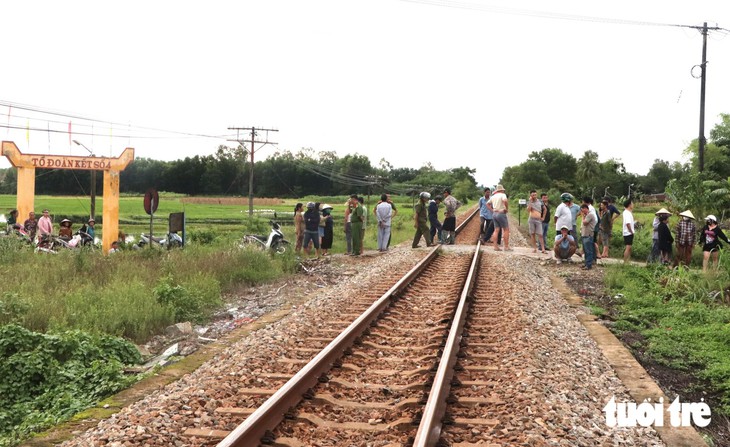 Kiên quyết đóng lối đi tự mở sau vụ tàu tông chết người đi xe máy - Ảnh 1.