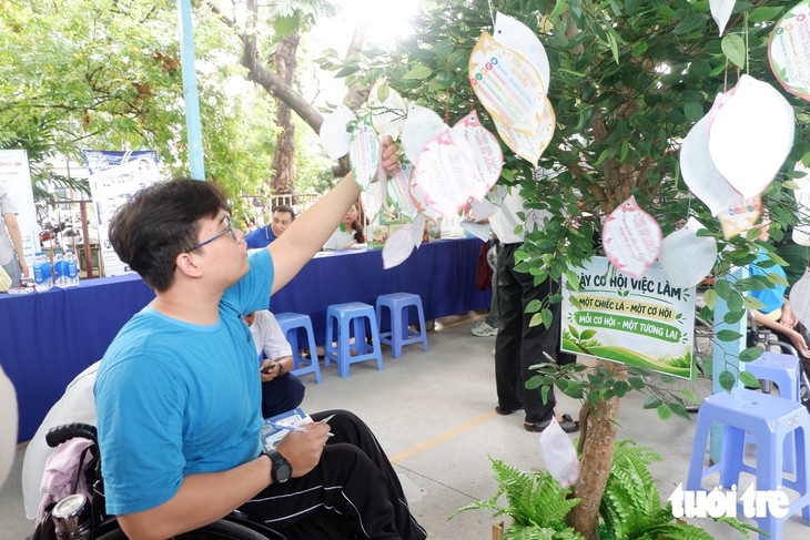 Khi cánh cửa việc làm cho người khuyết tật thêm rộng mở - Ảnh 3.