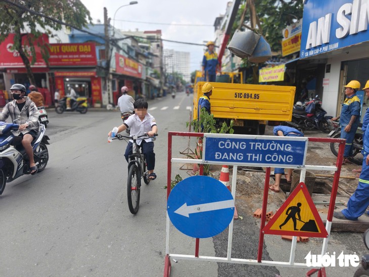 Khắc phục 'hố tử thần' gần trường học, xuất hiện sau mưa lớn ở TP.HCM - Ảnh 2.