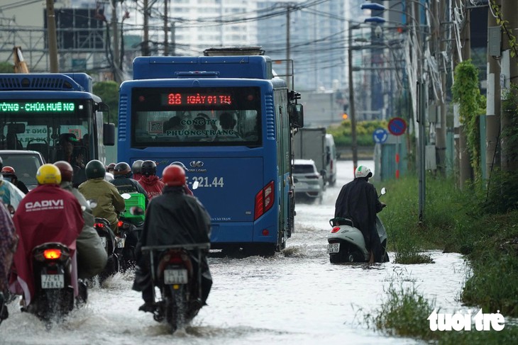 Nước chưa kịp rút, mưa lại đổ xuống, đường Lương Định Của, TP.HCM tiếp tục ngập - Ảnh 6.