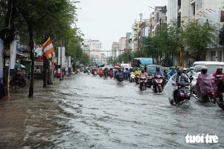 Khu trung tâm TP.HCM ngập nước sau 1 giờ mưa lớn - Ảnh 9.