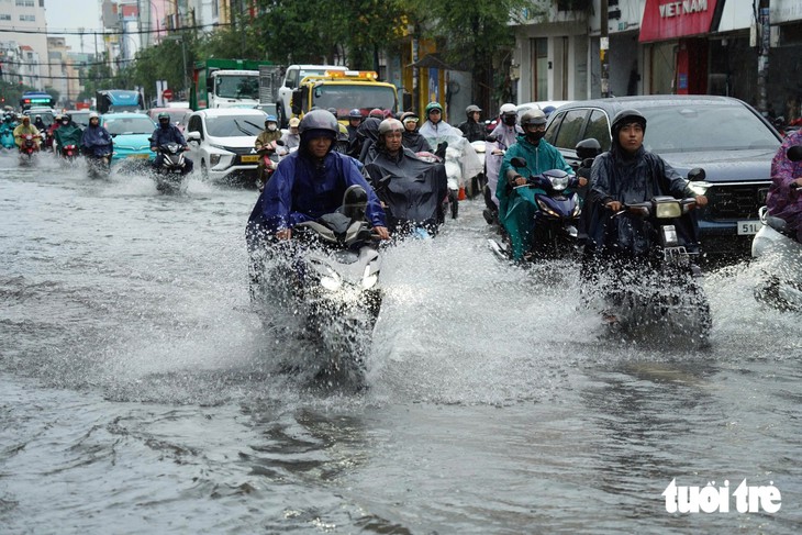 Khu trung tâm TP.HCM ngập nước sau 1 giờ mưa lớn - Ảnh 3.