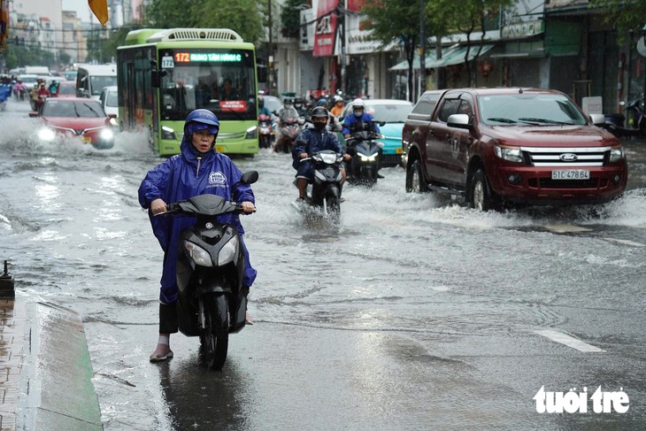 Khu trung tâm TP.HCM ngập nước sau 1 giờ mưa lớn - Ảnh 8.