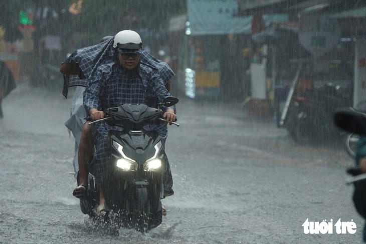 Khu trung tâm TP.HCM ngập nước sau 1 giờ mưa lớn - Ảnh 12.