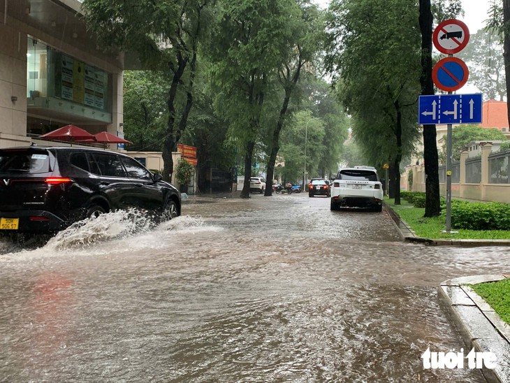 Khu trung tâm TP.HCM ngập nước sau 1 giờ mưa lớn - Ảnh 2.
