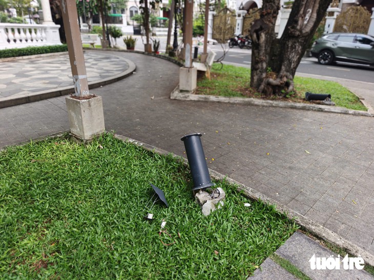 Trụ đèn gãy lòi dây điện trong khu Cityland ở phường An Nhơn, cơ quan chức năng sẽ thay thế ngay - Ảnh 2.