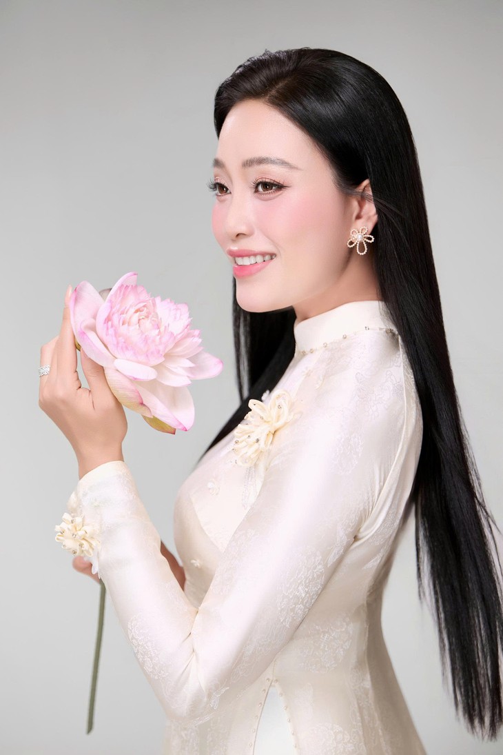 Quán quân Sao Mai Huyền Trang nhận giải Nghệ sĩ tiên phong gìn giữ và phát huy âm nhạc dân gian tại Hy Lạp  - Ảnh 2.