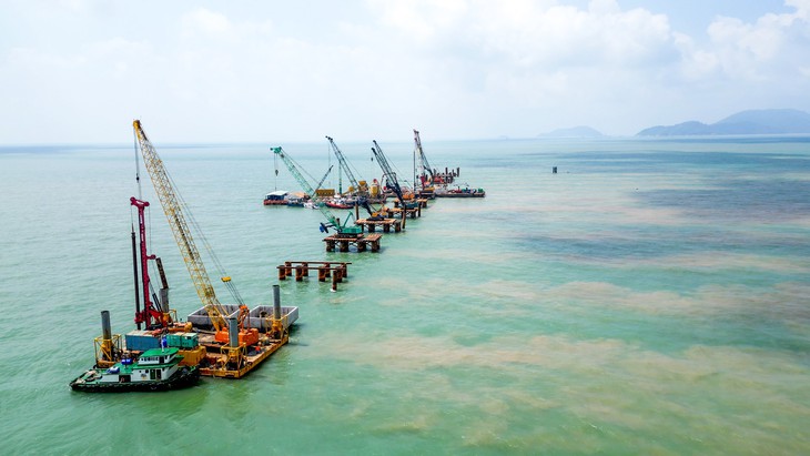 Cầu vượt biển dài nhất Việt Nam ra đảo Hòn Khoai dần thành hình - Ảnh 4.