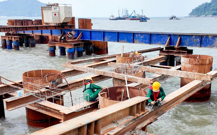 Cận cảnh cọc khoan nhồi hơn 100m xuống đáy đại dương ở cầu vượt biển dài nhất Việt Nam - Ảnh 8.