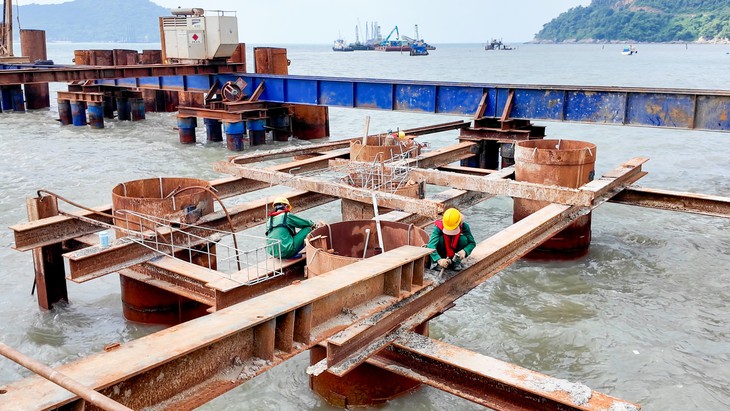Cầu vượt biển dài nhất Việt Nam ra đảo Hòn Khoai dần thành hình - Ảnh 1.