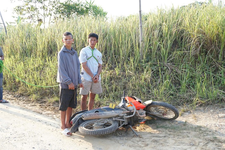 Hai phụ nữ đang đi trên đường bị hai người mặc áo dài áp sát, cướp dây chuyền - Ảnh 3.