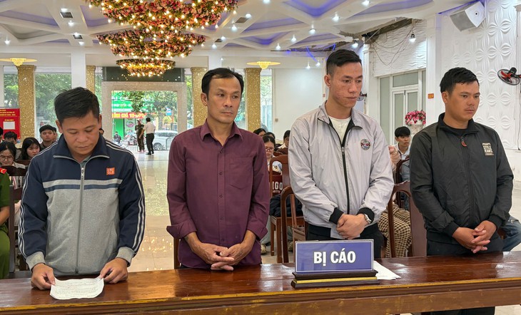 Rượt đuổi, đánh nhau bằng mái chèo giữa phố ngập ở Huế, 4 người lãnh án tù - Ảnh 1.