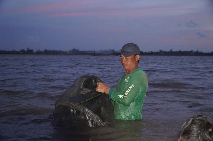 Giữa mùa nước nổi mà lo hạn mặn khốc liệt vì El Nino - Bài 1: Loay hoay với ghe cá mùa nước nổi - Ảnh 1.