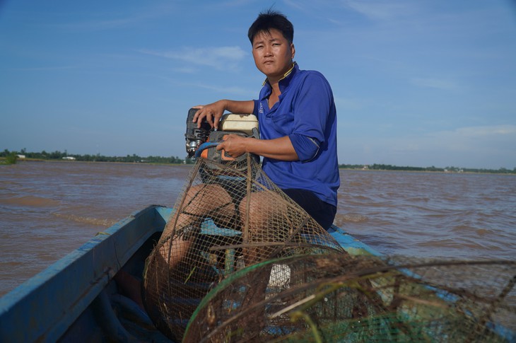 Giữa mùa nước nổi mà lo hạn mặn khốc liệt vì El Nino - Bài 1: Loay hoay với ghe cá mùa nước nổi - Ảnh 2.