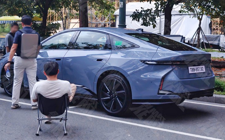 Xe điện Lexus đầu tiên ở Việt Nam lộ diện: Đầy pin chạy 440km, sạc nửa tiếng đi được hơn 350km - Ảnh 1.