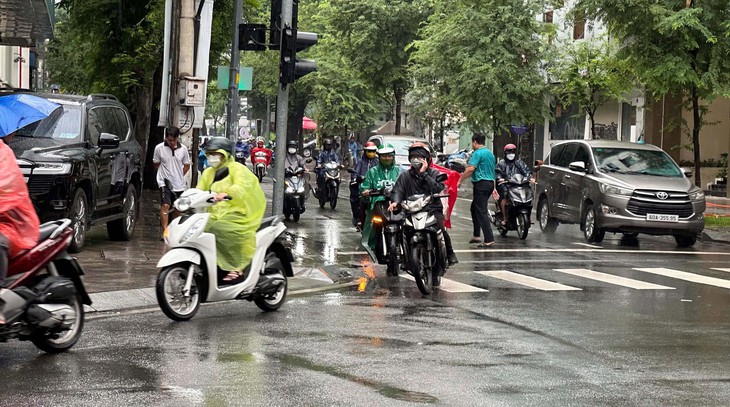 Mưa gió tối trời nhưng sếp bắt lên công ty, tôi muốn nghỉ làm cho rồi - Ảnh 1.
