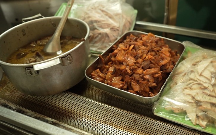 13 người nhập viện nghi ngộ độc sau khi ăn bánh mì ở Quảng Ngãi - Ảnh 3.